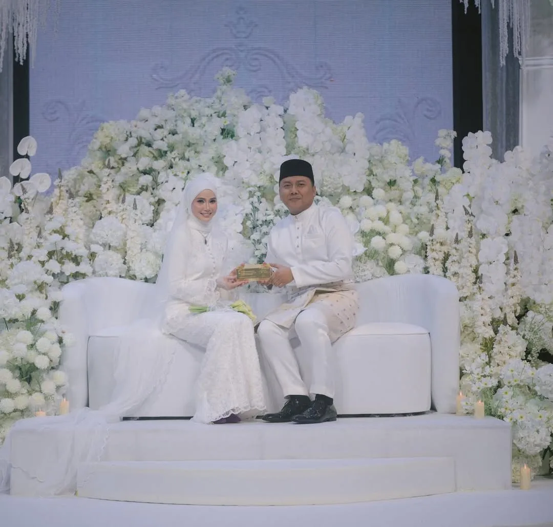 Hantaran ‘Pokok Emas Sakura Ungu’ Sempena Perkahwinan Radin & Mira Raih Tumpuan, Siap Ada Gold Bar!