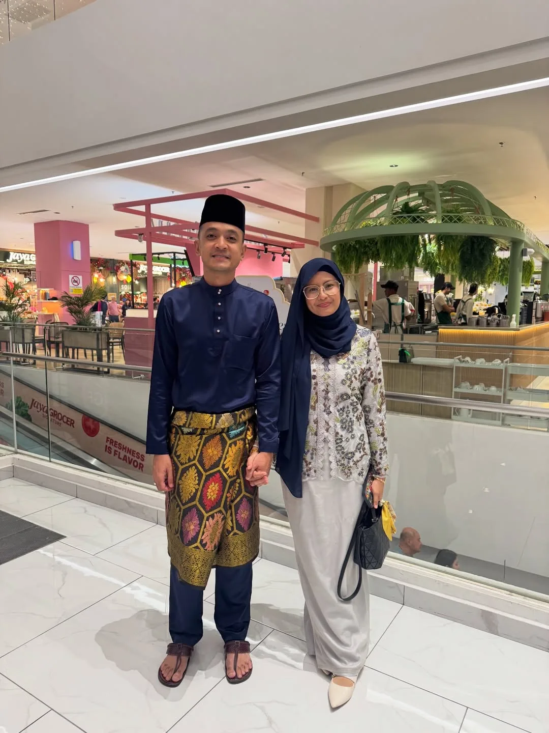Terima Jemputan Sebagai Duyufurrahman, Tomok & Ayu Abas Berangkat Ke Tanah Suci Bagi Menunaikan Haji!