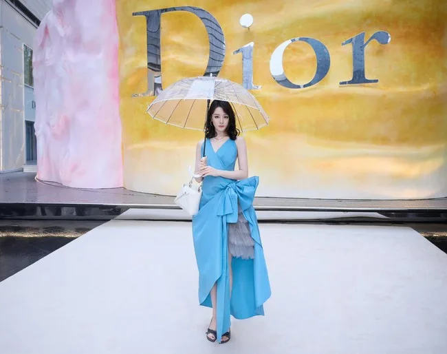 Gaya Dilraba Dilmurat Di Acara Dior Fall 2026 Undang Perhatian, Persis Puteri Fairytale!