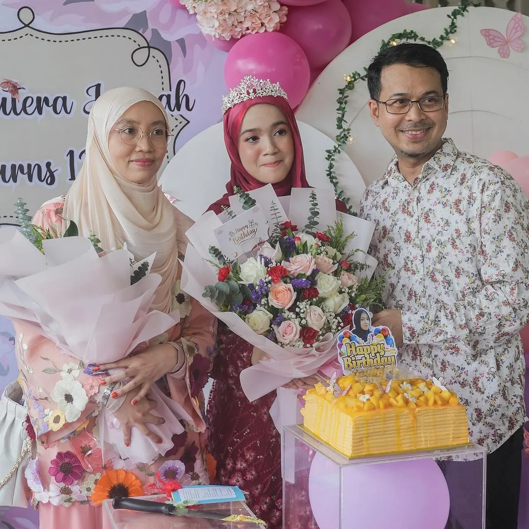 "Dia Dahulukan Saya Dalam Setiap Doanya,” Fedtri Yahya Hargai Kasih Sayang Isteri & Bahagia 15 Tahun Layari Perkahwinan 21 “Dia Dahulukan Saya Dalam Setiap Doanya,” Fedtri Yahya Hargai Kasih Sayang Isteri & Bahagia 15 Tahun Layari Perkahwinan