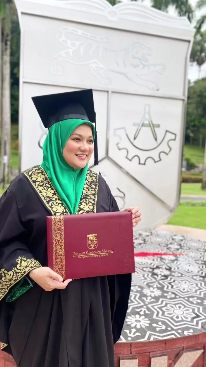 Aura Bekas Personaliti TV Hazlin Hussain, Graduan Sarjana Al-Quran Ini Serba Boleh & Pamer Bakat Menjahit!