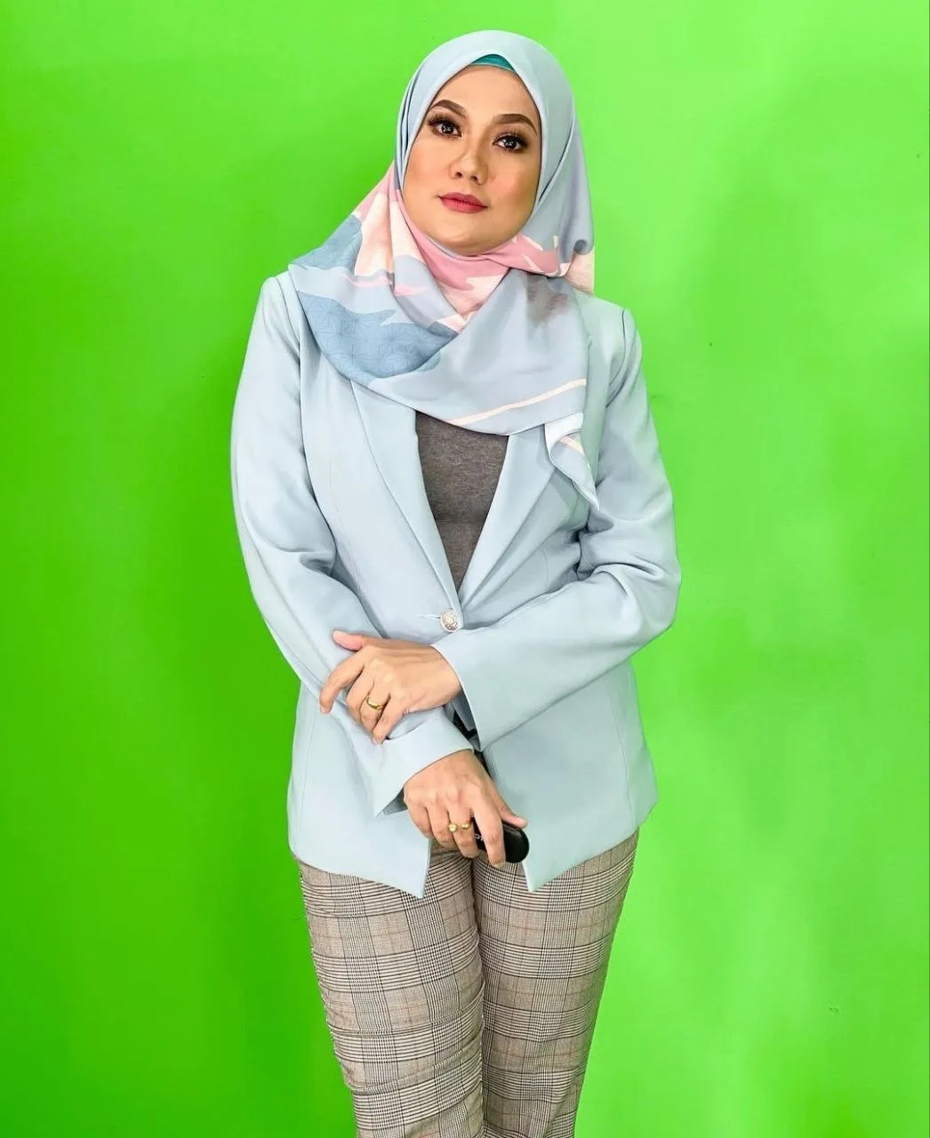 Aura Bekas Personaliti TV Hazlin Hussain, Graduan Sarjana Al-Quran Ini Serba Boleh & Pamer Bakat Menjahit!