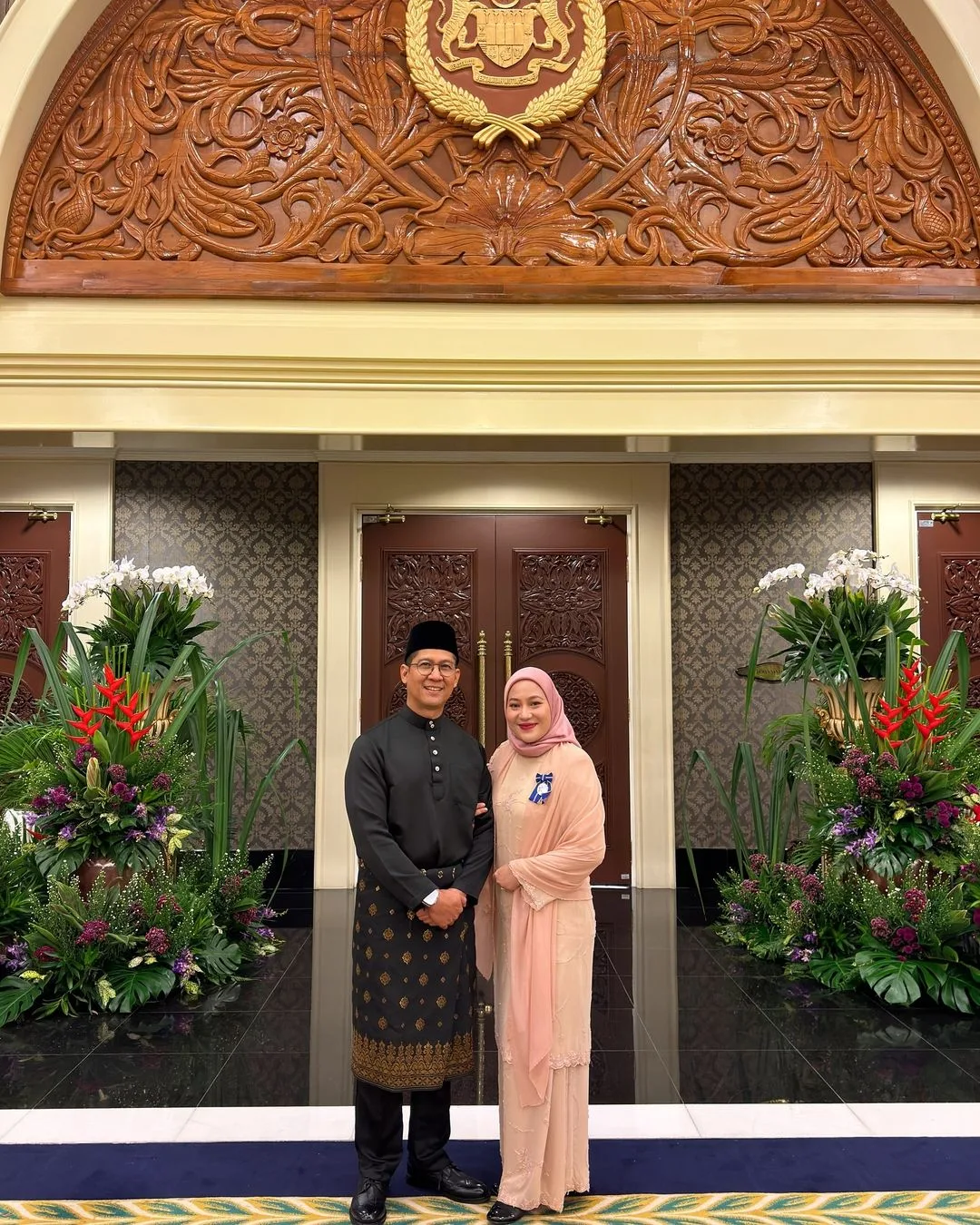 Rumah Tangga Bahagia Zarul Umbrella, Jarang Kongsi Wajah Isteri Tapi Sentiasa Ada Di Sisi Selama 17 Tahun Kahwin!