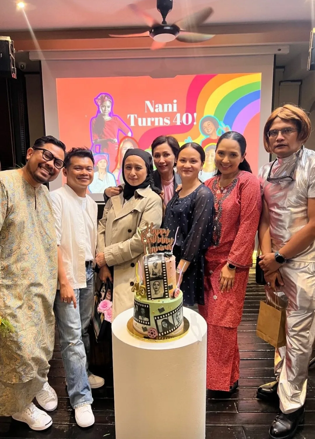 Injak Usia 40 Tahun, Sharifah Amani Bertuah Dikelilingi Insan Tersayang! Rakan Artis Siap Buat Kejutan Birthday 10 Injak Usia 40 Tahun, Sharifah Amani Bertuah Dikelilingi Insan Tersayang! Rakan Artis Siap Buat Kejutan Birthday