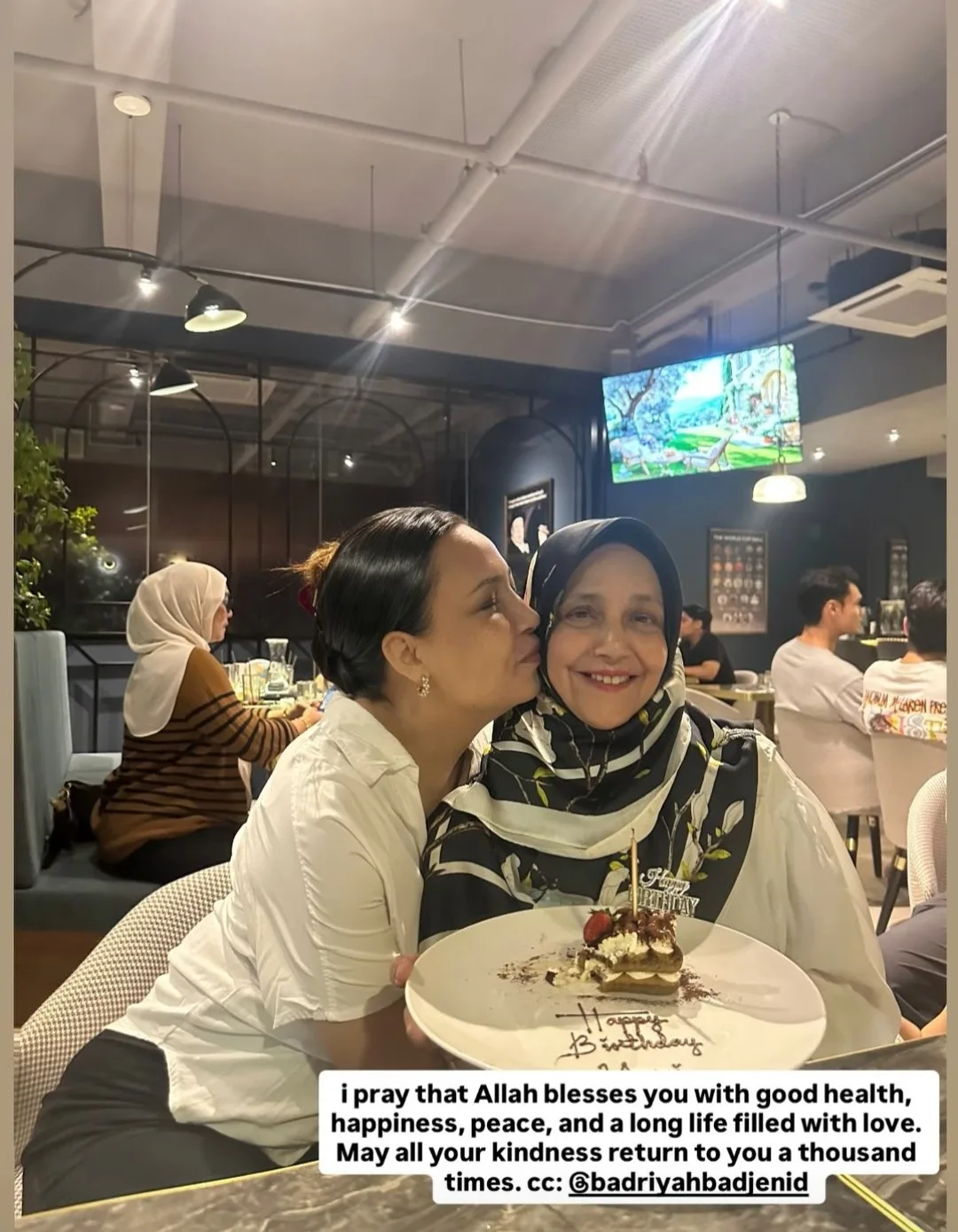Anggunnya Ibu Fathia Latiff, Aktres Cantik Ini Hargai Jasa Ratu Hati & Titip Doa Bermakna Sempena Hari Lahir Ibu Tersayang! 17 Anggunnya Ibu Fathia Latiff, Aktres Cantik Ini Hargai Jasa Ratu Hati & Titip Doa Bermakna Sempena Hari Lahir Ibu Tersayang!