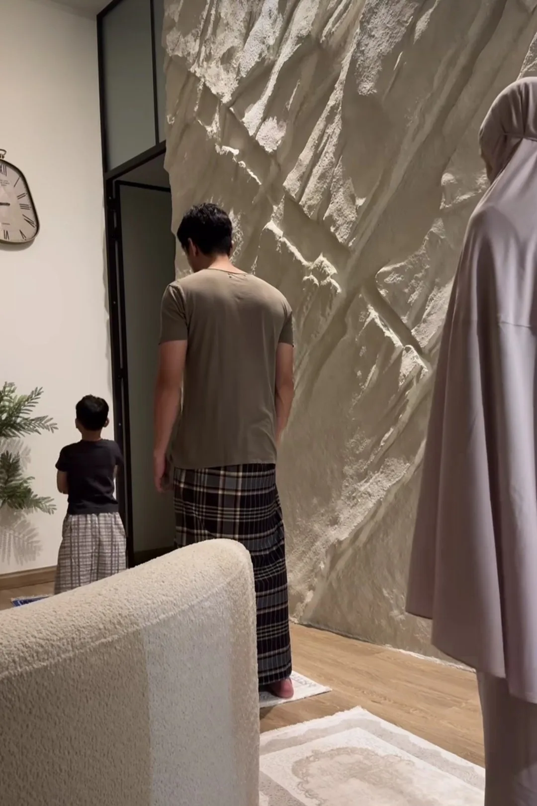 Isaac Raees Pimpin Solat, Warga Maya Tersentuh Didikan Agama Zahirah & Aiman Hakim Ini!