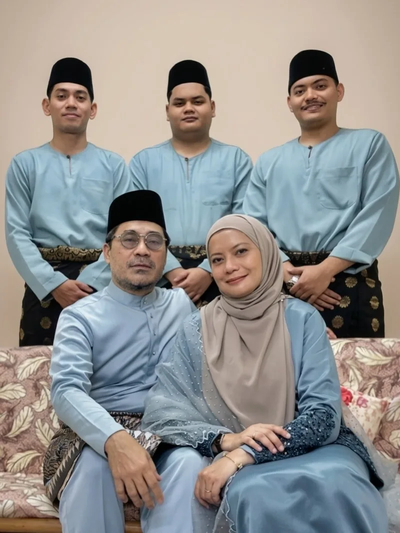 Rumah Tangga Bahagia Wahid Senario, Usia Perkahwinan Cecah 24 Tahun & Bapa 3 Anak Lelaki! 13 Rumah Tangga Bahagia Wahid Senario, Usia Perkahwinan Cecah 24 Tahun & Bapa 3 Anak Lelaki!
