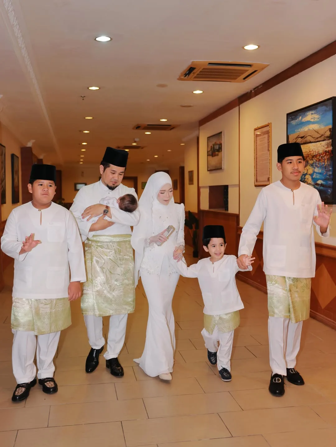 Datin Afzalizah Timang Anak Lelaki Keempat, Majlis Aqiqah & Berendoi Cahaya Mata Usahawan Kosmetik Ini Mewah Macam Wedding!