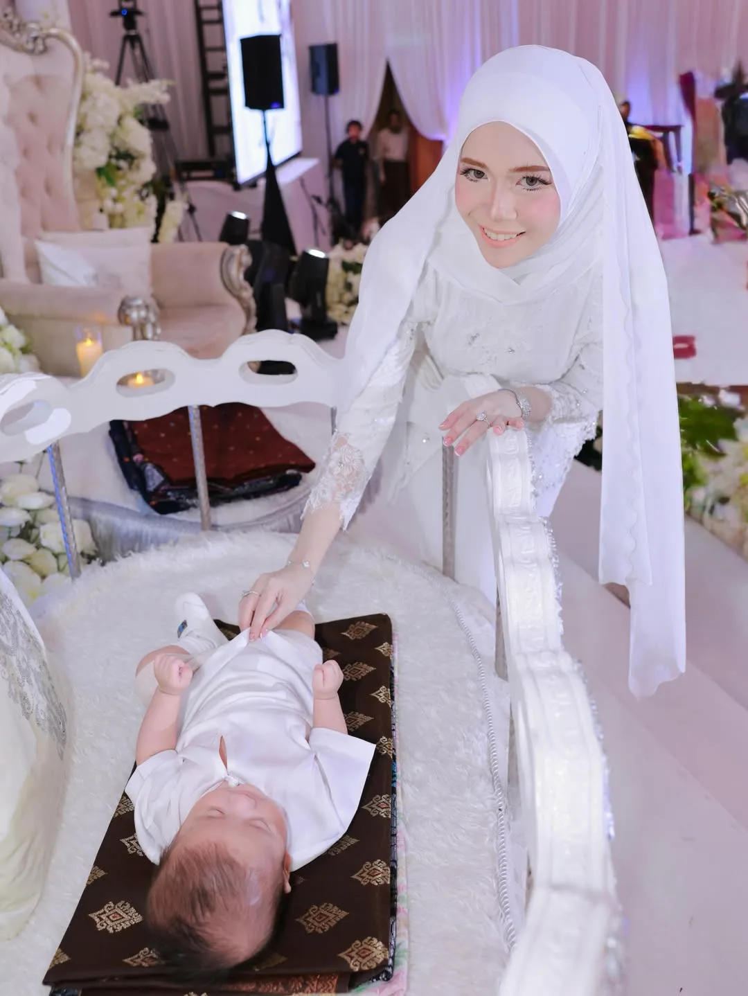 Datin Afzalizah Timang Anak Lelaki Keempat, Majlis Aqiqah & Berendoi Cahaya Mata Usahawan Kosmetik Ini Mewah Macam Wedding!