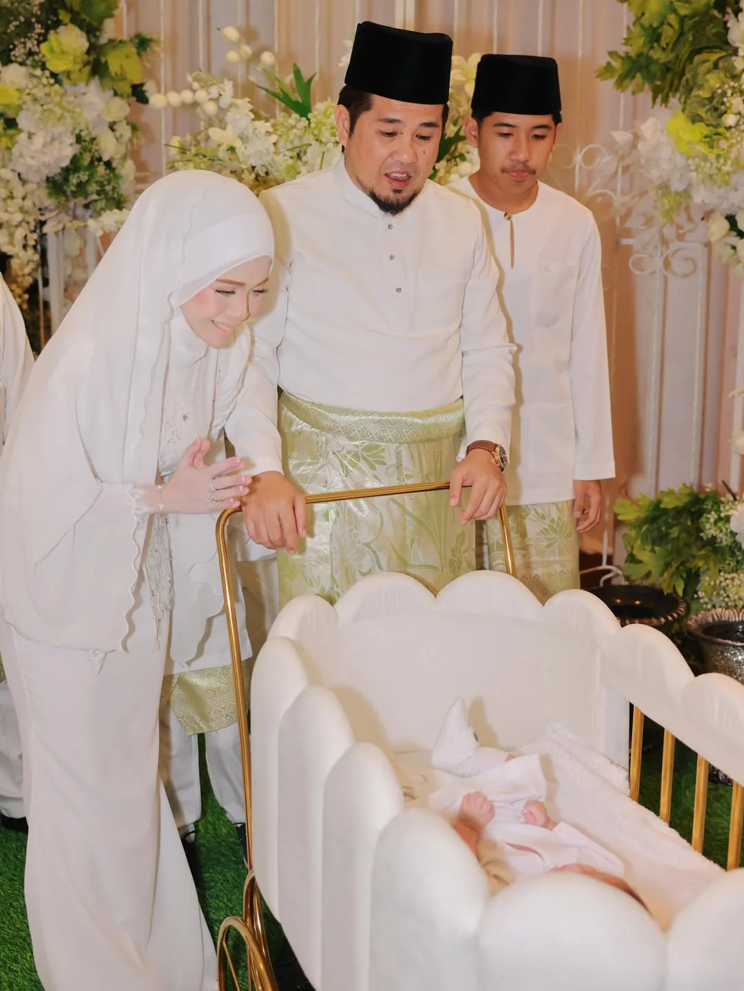 Datin Afzalizah Timang Anak Lelaki Keempat, Majlis Aqiqah & Berendoi Cahaya Mata Usahawan Kosmetik Ini Mewah Macam Wedding!