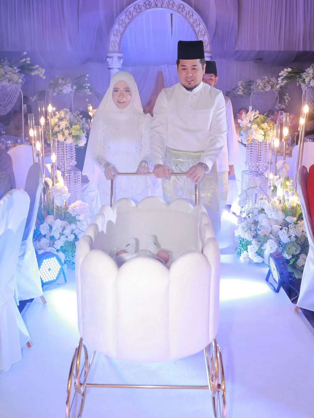 Datin Afzalizah Timang Anak Lelaki Keempat, Majlis Aqiqah & Berendoi Cahaya Mata Usahawan Kosmetik Ini Mewah Macam Wedding!