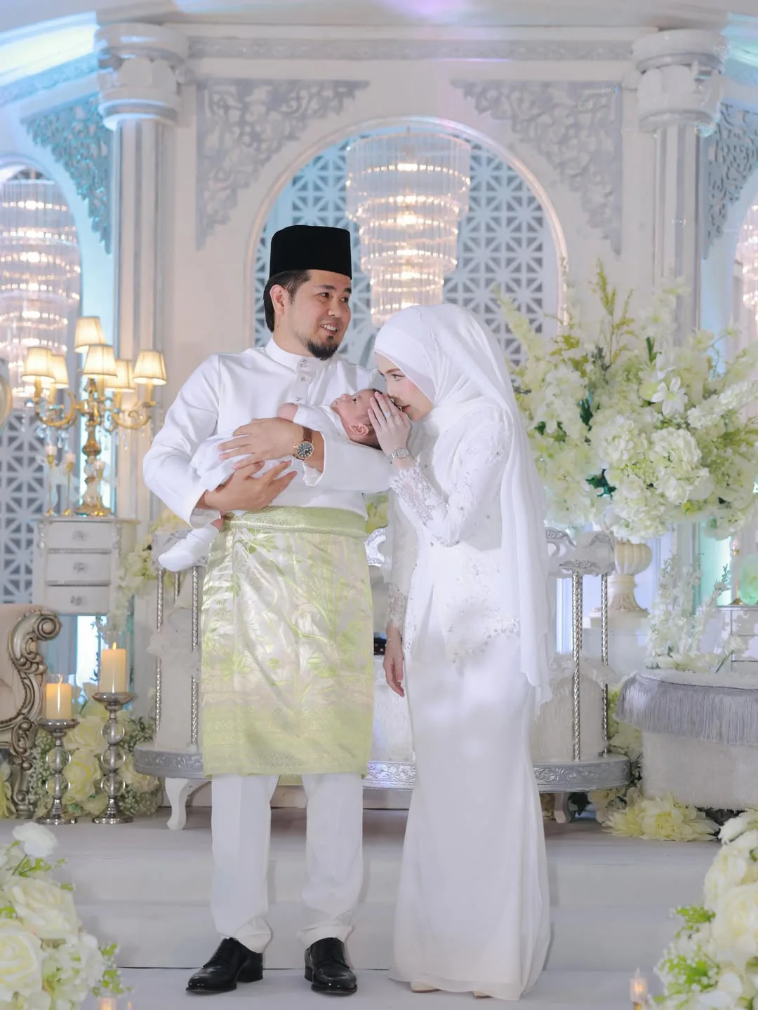 Datin Afzalizah Timang Anak Lelaki Keempat, Majlis Aqiqah & Berendoi Cahaya Mata Usahawan Kosmetik Ini Mewah Macam Wedding!