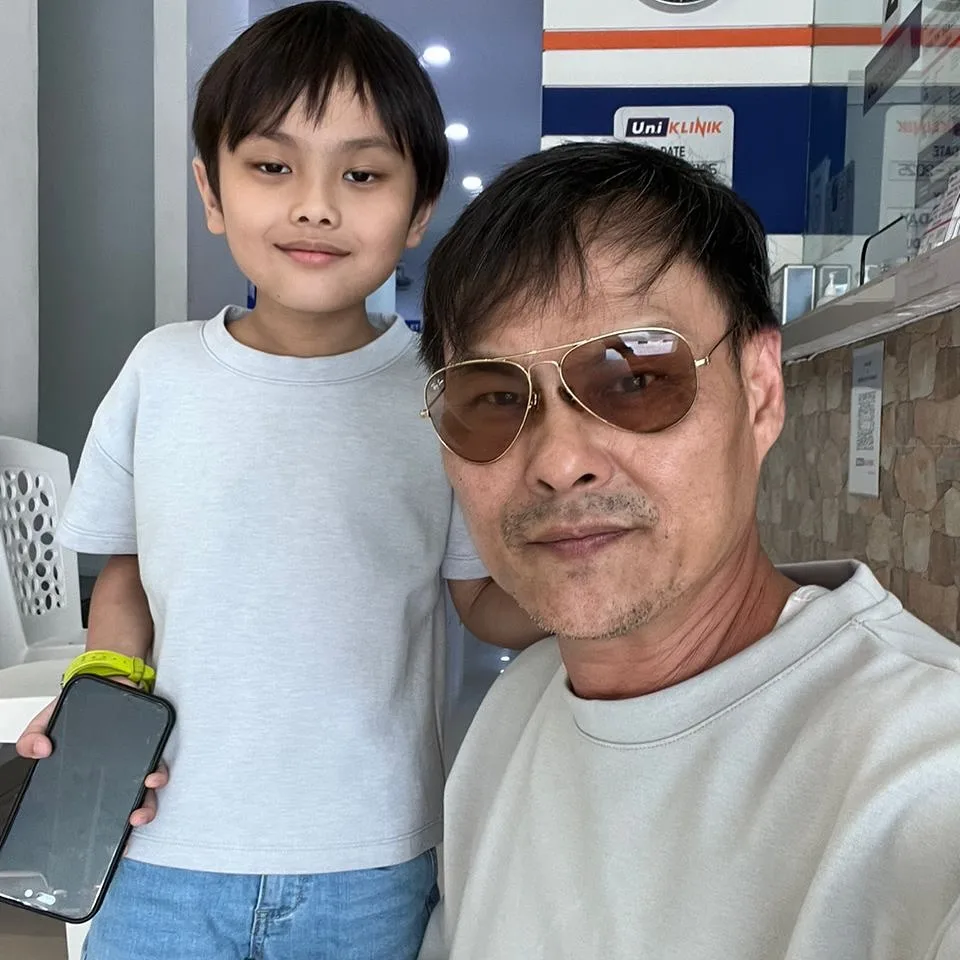 Dikurnia Adam Fateh Usia 50, Adam Corrie Syukur & Didik Anak Solat Berjemaah Walau Baru Umur 8 Tahun! 16 Dikurnia Adam Fateh Usia 50, Adam Corrie Syukur & Didik Anak Solat Berjemaah Walau Baru Umur 8 Tahun!