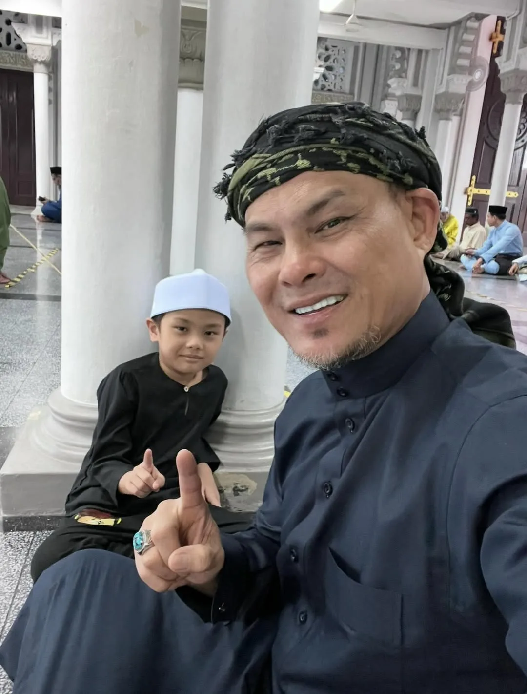 Dikurnia Adam Fateh Usia 50, Adam Corrie Syukur & Didik Anak Solat Berjemaah Walau Baru Umur 8 Tahun!