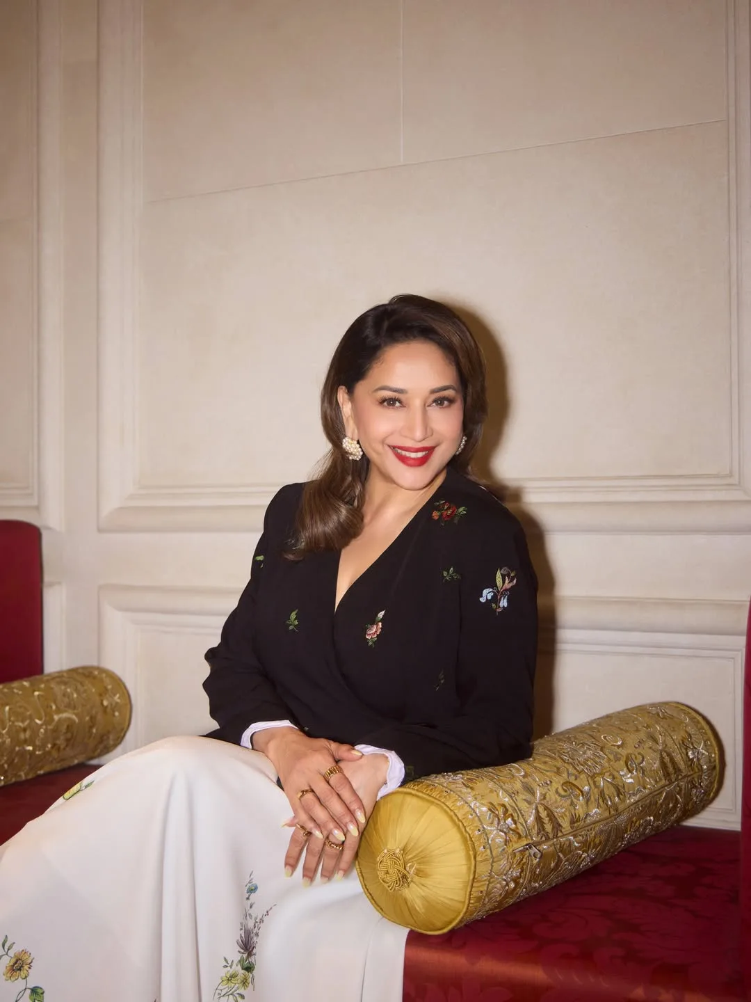 Madhuri Dixit Dedah Rahsia Kulit Mulus Usia 59, Penting Pakai 'Rose Water' Setiap Hari 10 Madhuri Dixit Dedah Rahsia Kulit Mulus Usia 59, Penting Pakai ‘Rose Water’ Setiap Hari