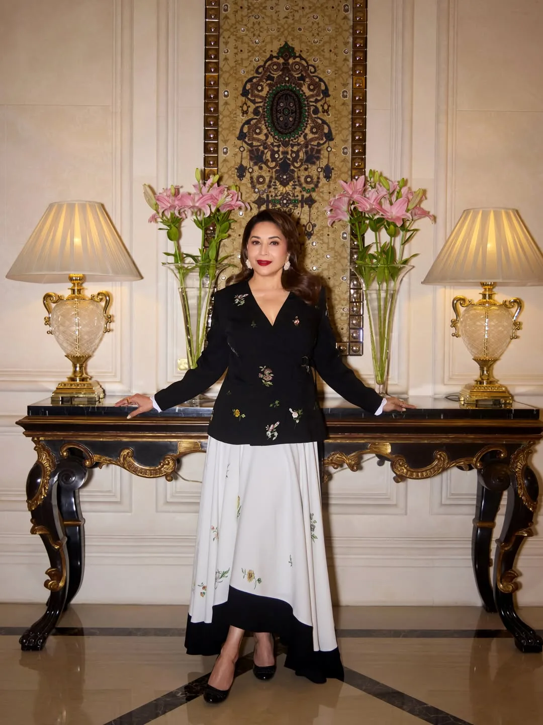 Madhuri Dixit Dedah Rahsia Kulit Mulus Usia 59, Penting Pakai 'Rose Water' Setiap Hari 9 Madhuri Dixit Dedah Rahsia Kulit Mulus Usia 59, Penting Pakai ‘Rose Water’ Setiap Hari