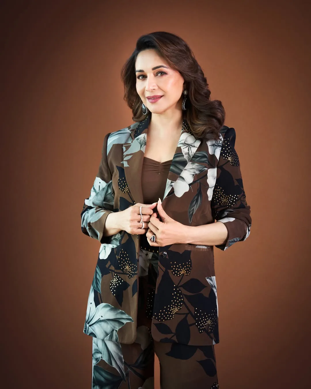 Madhuri Dixit Dedah Rahsia Kulit Mulus Usia 59, Penting Pakai 'Rose Water' Setiap Hari 12 Madhuri Dixit Dedah Rahsia Kulit Mulus Usia 59, Penting Pakai ‘Rose Water’ Setiap Hari
