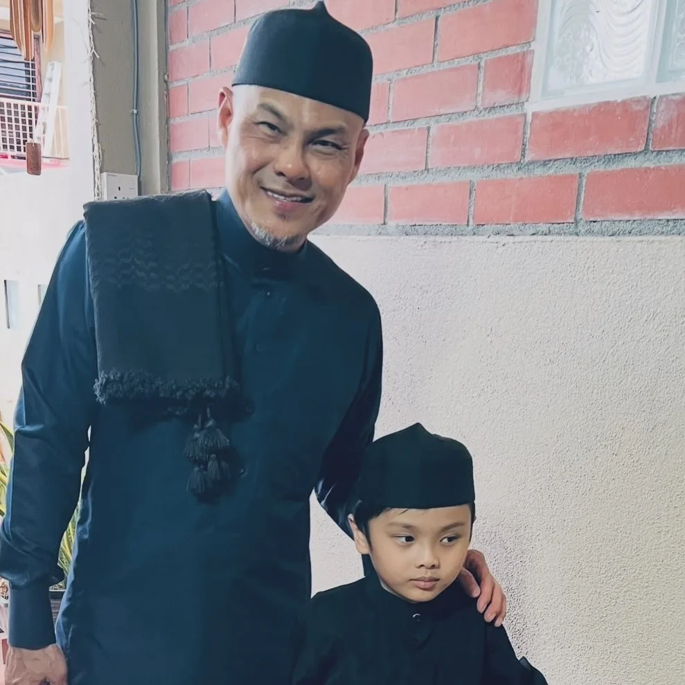 Dikurnia Adam Fateh Usia 50, Adam Corrie Syukur & Didik Anak Solat Berjemaah Walau Baru Umur 8 Tahun!