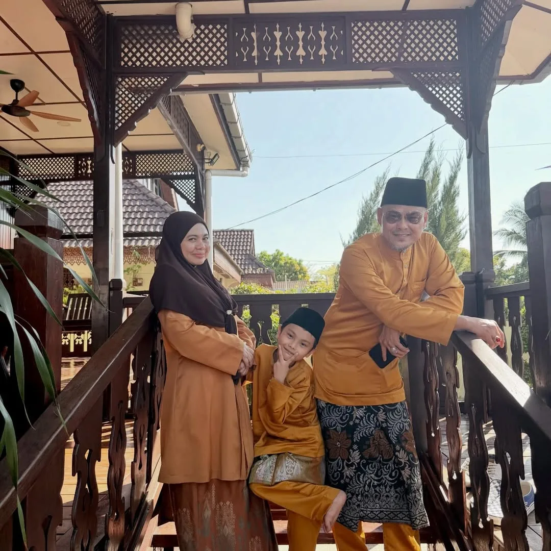 Dikurnia Adam Fateh Usia 50, Adam Corrie Syukur & Didik Anak Solat Berjemaah Walau Baru Umur 8 Tahun!