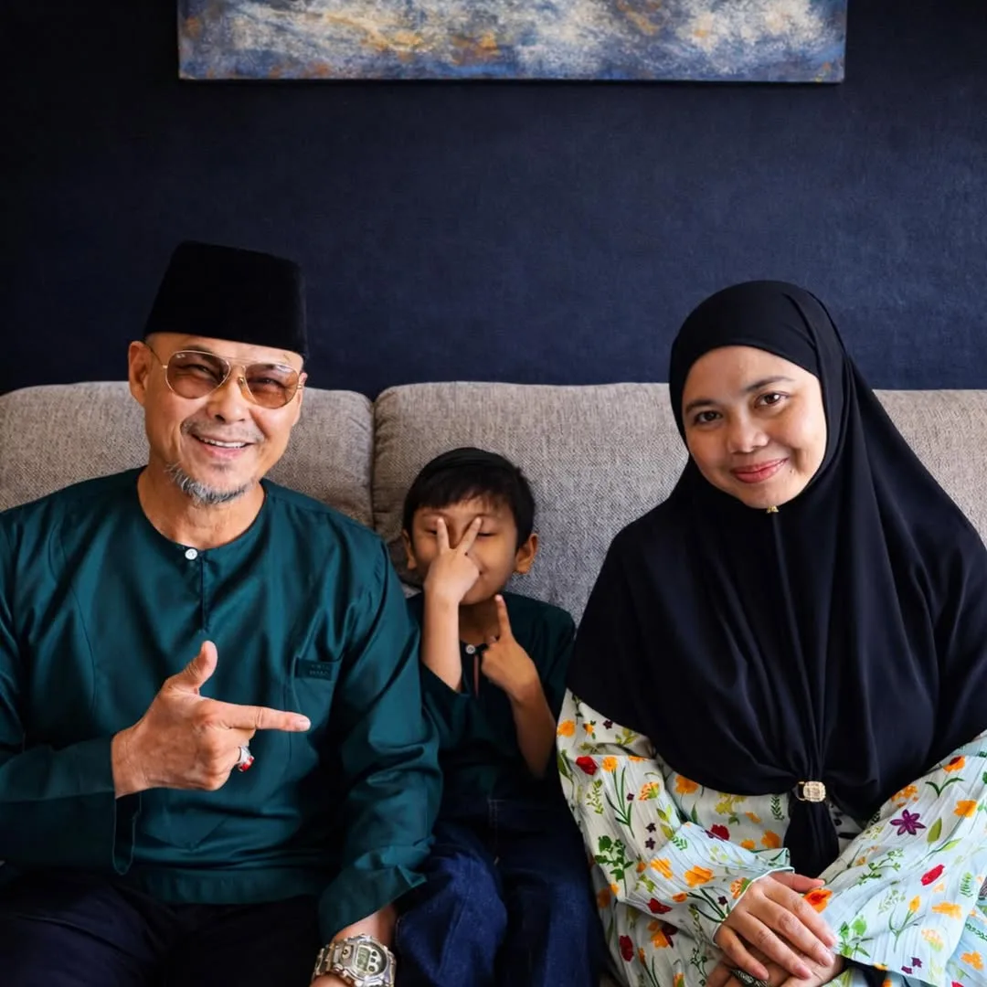 Dikurnia Adam Fateh Usia 50, Adam Corrie Syukur & Didik Anak Solat Berjemaah Walau Baru Umur 8 Tahun!