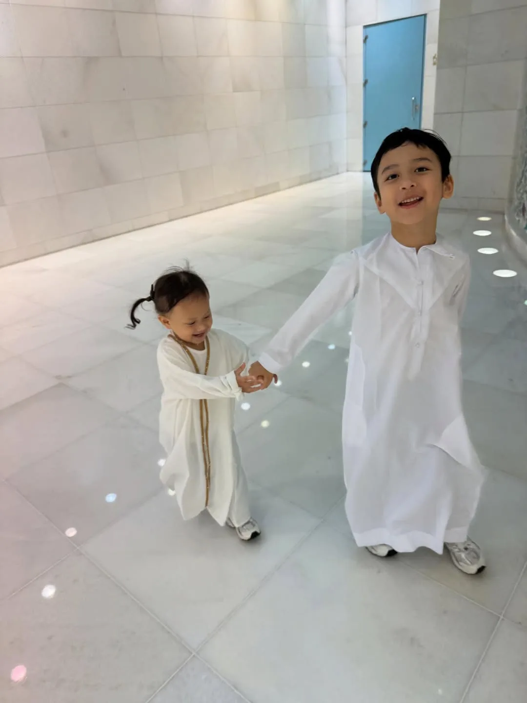 Isaac Raees Pimpin Solat, Warga Maya Tersentuh Didikan Agama Zahirah & Aiman Hakim Ini!