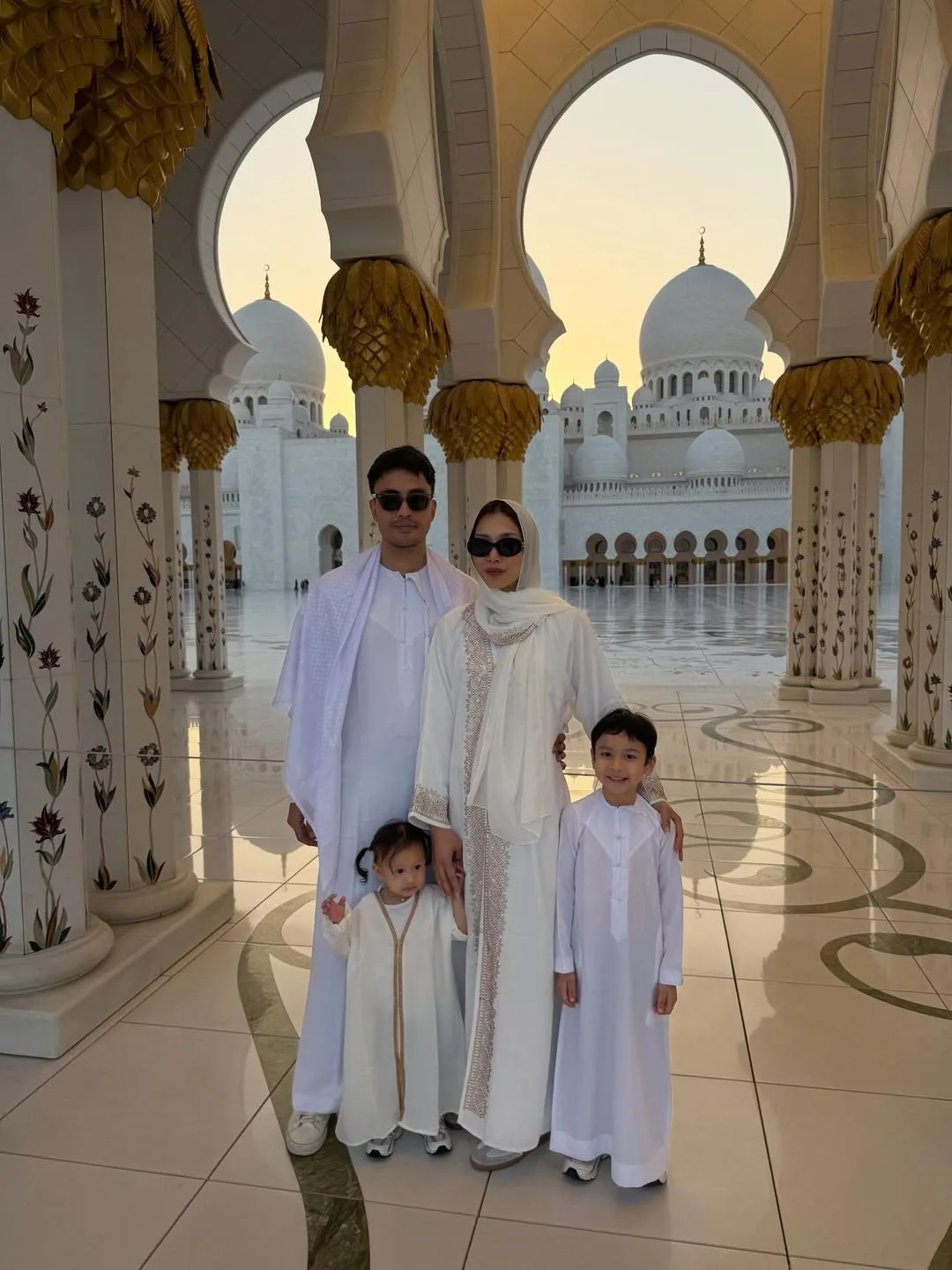 Isaac Raees Pimpin Solat, Warga Maya Tersentuh Didikan Agama Zahirah & Aiman Hakim Ini!