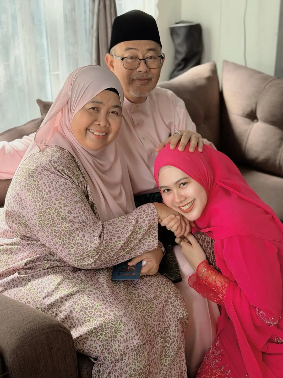 Makin Terbang Tinggi, Dari Doktor Gigi Kini Dr Fie Tawfek Terima Anugerah Pengiktirafan Usahawan & Tampil ‘Glowing’! 14 Makin Terbang Tinggi, Dari Doktor Gigi Kini Dr Fie Tawfek Terima Anugerah Pengiktirafan Usahawan & Tampil ‘Glowing’!