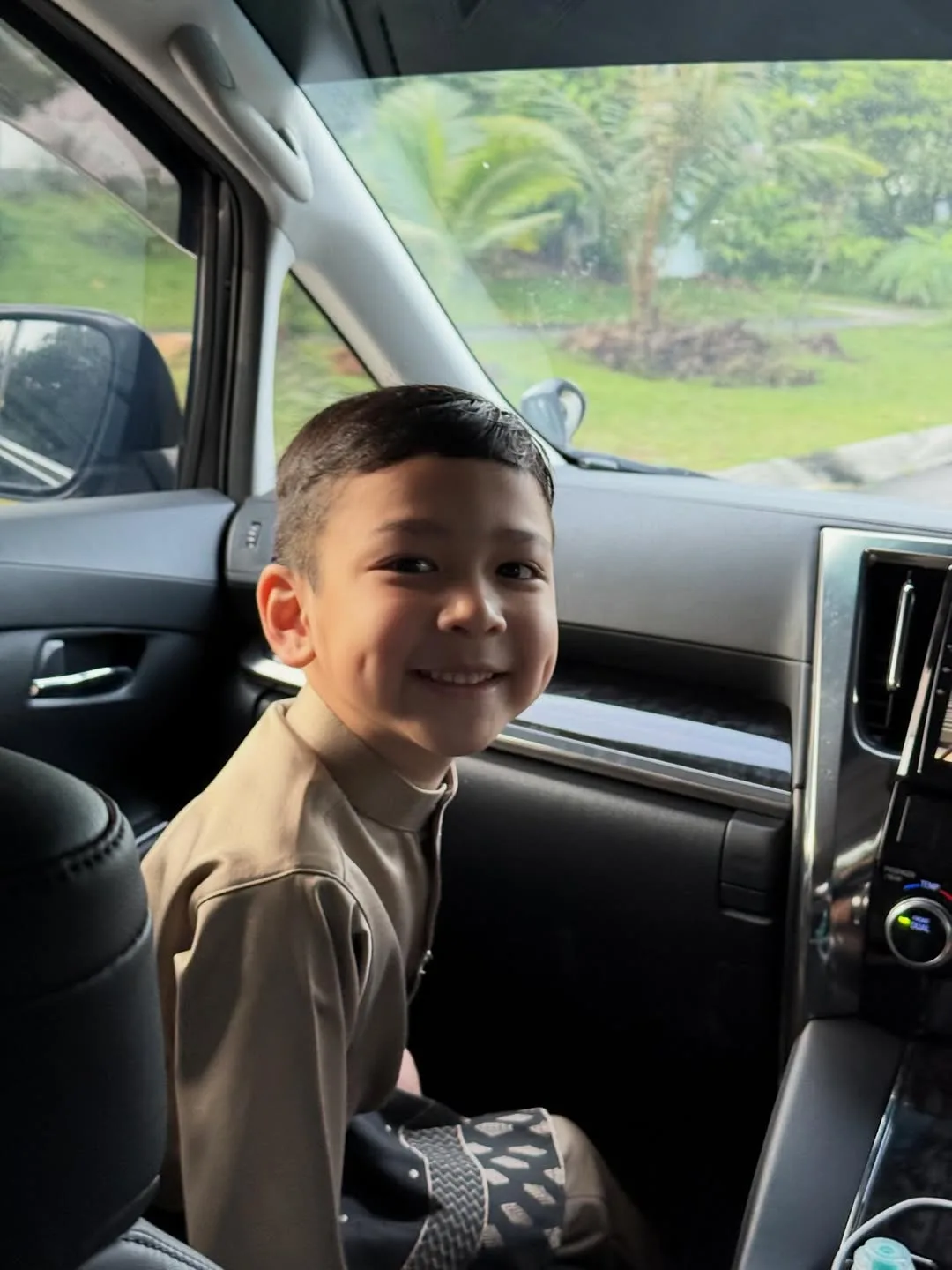 Isaac Raees Pimpin Solat, Warga Maya Tersentuh Didikan Agama Zahirah & Aiman Hakim Ini!