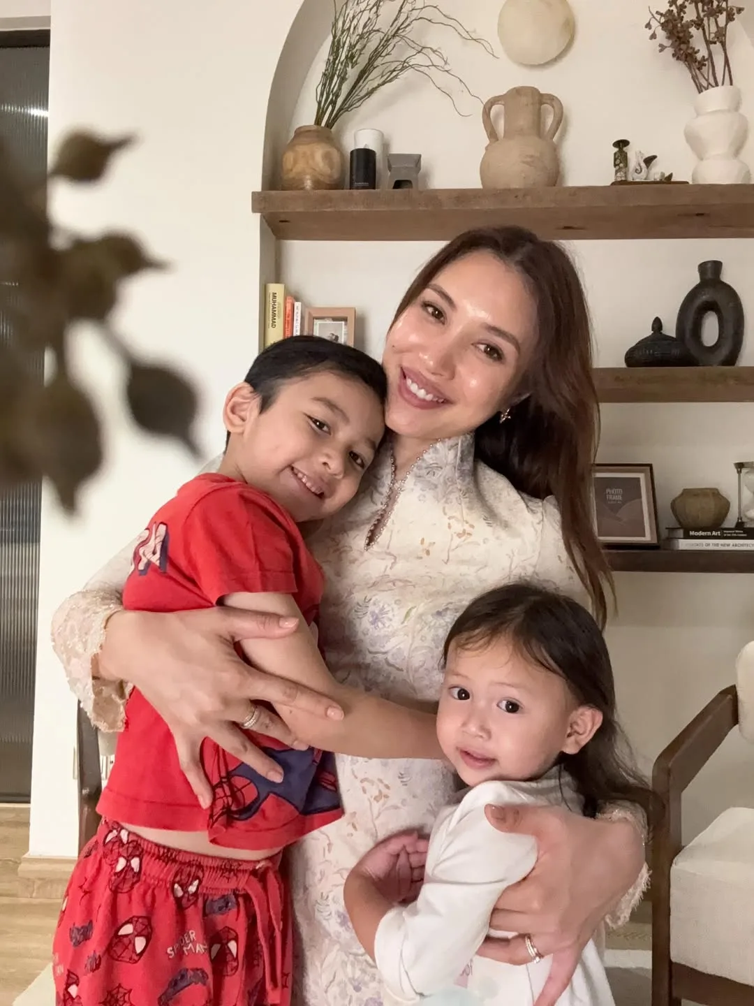 Isaac Raees Pimpin Solat, Warga Maya Tersentuh Didikan Agama Zahirah & Aiman Hakim Ini!