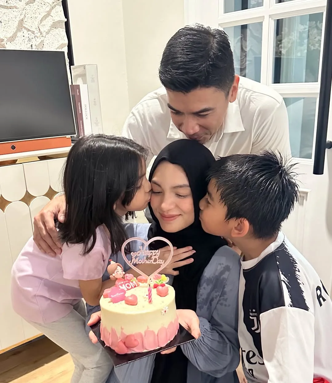 Hampir Sedekad Kahwin & Tanpa Kontroversi, Amyra Rosli Bahagia Di Sisi Amar Baharin & Sepasang Cahaya Mata! 16 Hampir Sedekad Kahwin & Tanpa Kontroversi, Amyra Rosli Bahagia Di Sisi Amar Baharin & Sepasang Cahaya Mata!
