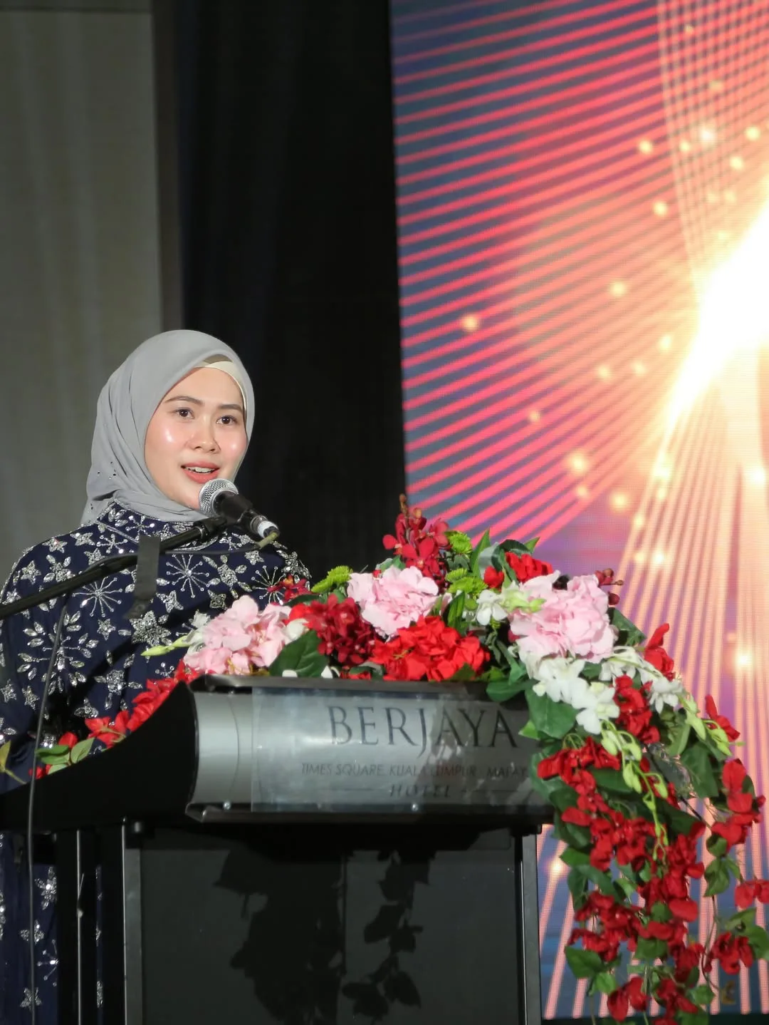 Makin Terbang Tinggi, Dari Doktor Gigi Kini Dr Fie Tawfek Terima Anugerah Pengiktirafan Usahawan & Tampil ‘Glowing’!