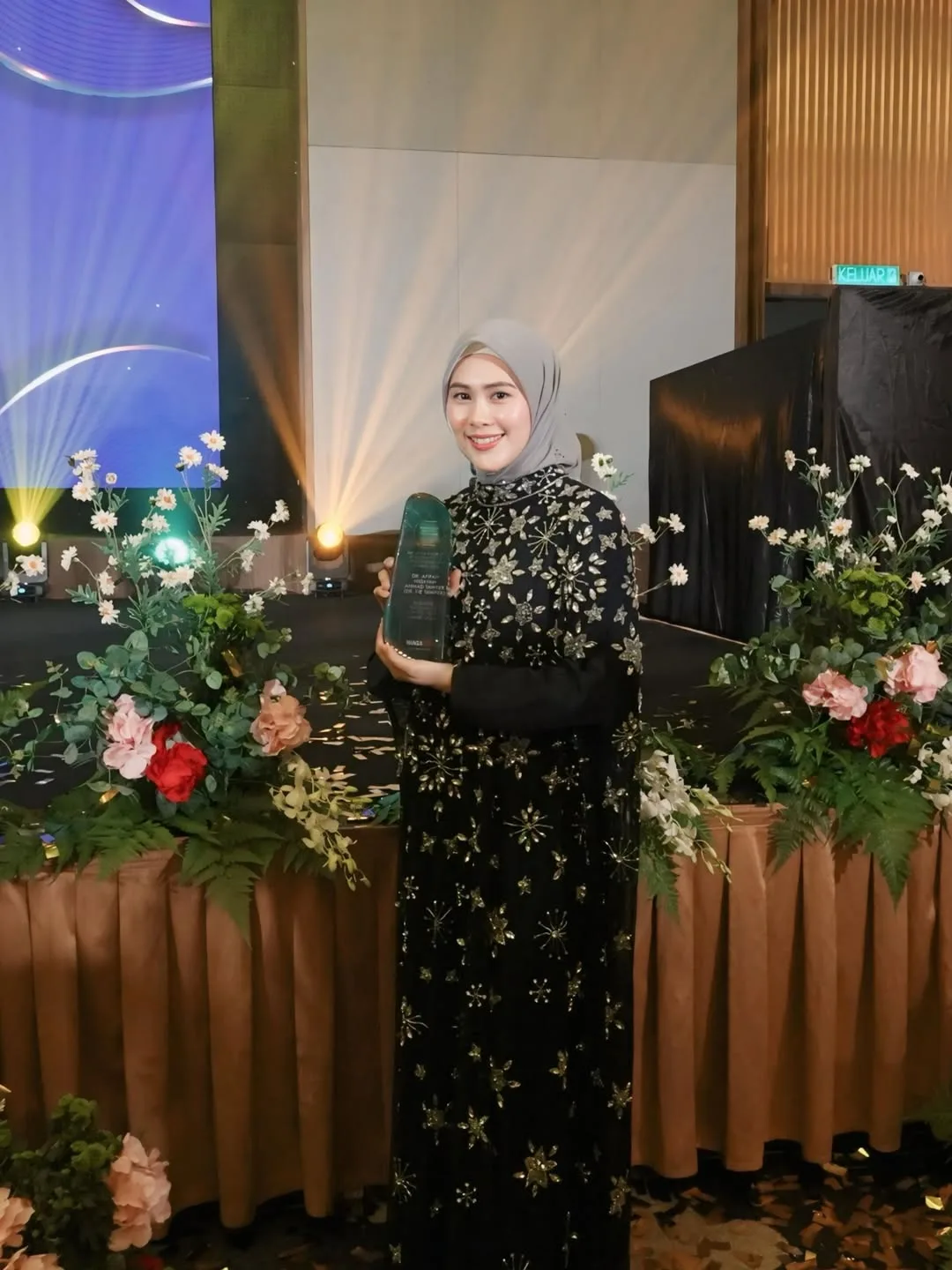 Makin Terbang Tinggi, Dari Doktor Gigi Kini Dr Fie Tawfek Terima Anugerah Pengiktirafan Usahawan & Tampil ‘Glowing’!