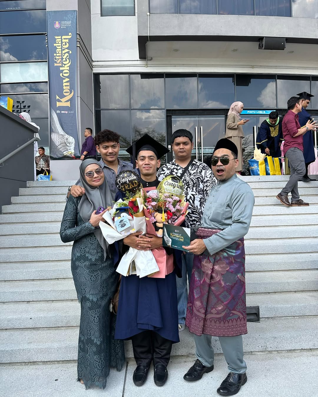 Rumah Tangga Bahagia Wahid Senario, Usia Perkahwinan Cecah 24 Tahun & Bapa 3 Anak Lelaki!