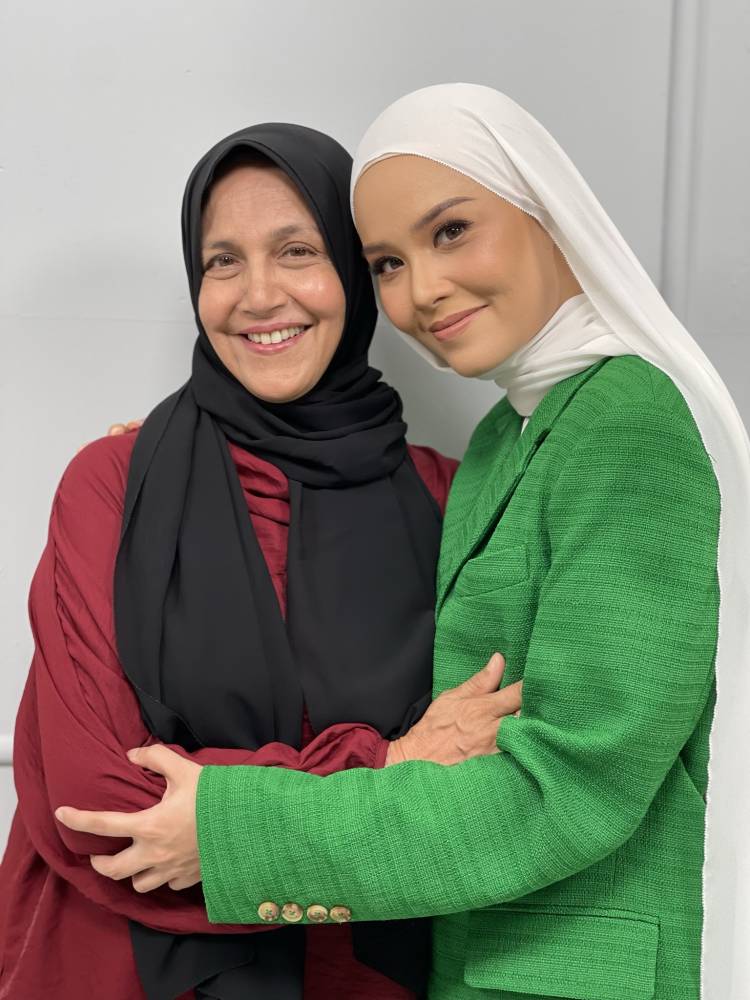 Anggunnya Ibu Fathia Latiff, Aktres Cantik Ini Hargai Jasa Ratu Hati & Titip Doa Bermakna Sempena Hari Lahir Ibu Tersayang!
