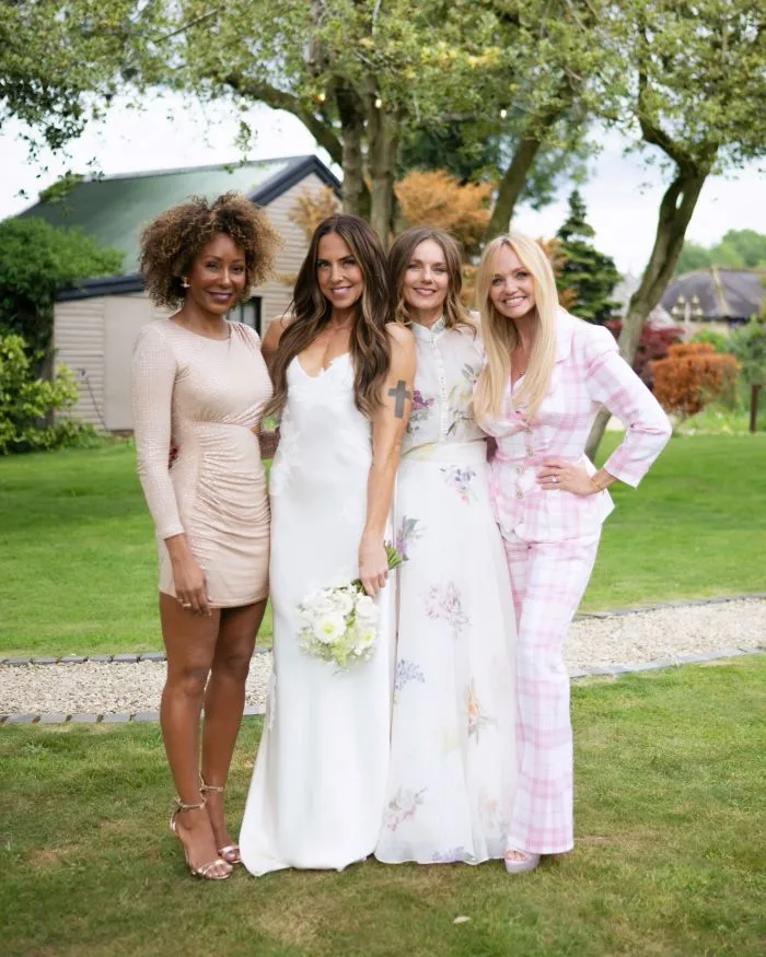 Mel C Spice Girls Rai Hari Bahagia Di Tepi Tasik, Anggun Dalam Gaun Victoria Beckham