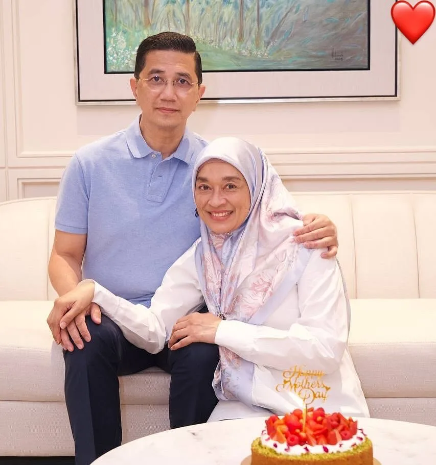 Timang Cucu Lelaki, Dato’ Seri Azmin Ali Syukur Kelahiran Cucu Ke-8 Diberi Nama Wan Aslan Ali!