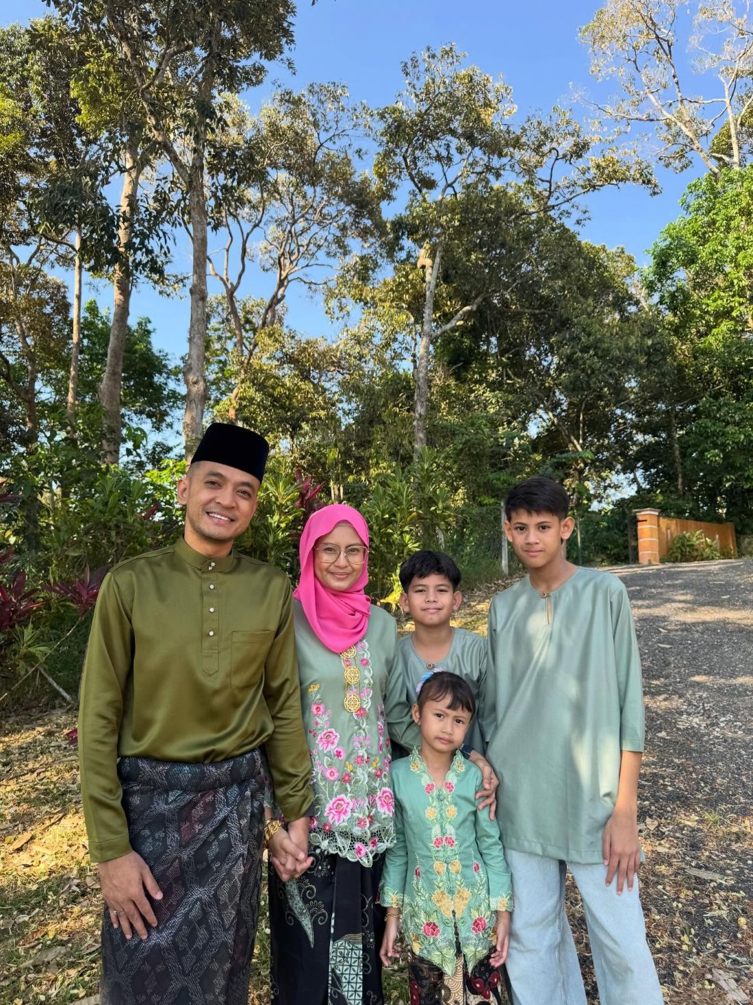 “Ayu Sayang Shah,” 15 Tahun Usia Perkahwinan Suri Hati Tomok, Ayu Abas Syukur Dikurnia Rumah Tangga Bahagia! 16 “Ayu Sayang Shah,” 15 Tahun Usia Perkahwinan Suri Hati Tomok, Ayu Abas Syukur Dikurnia Rumah Tangga Bahagia!