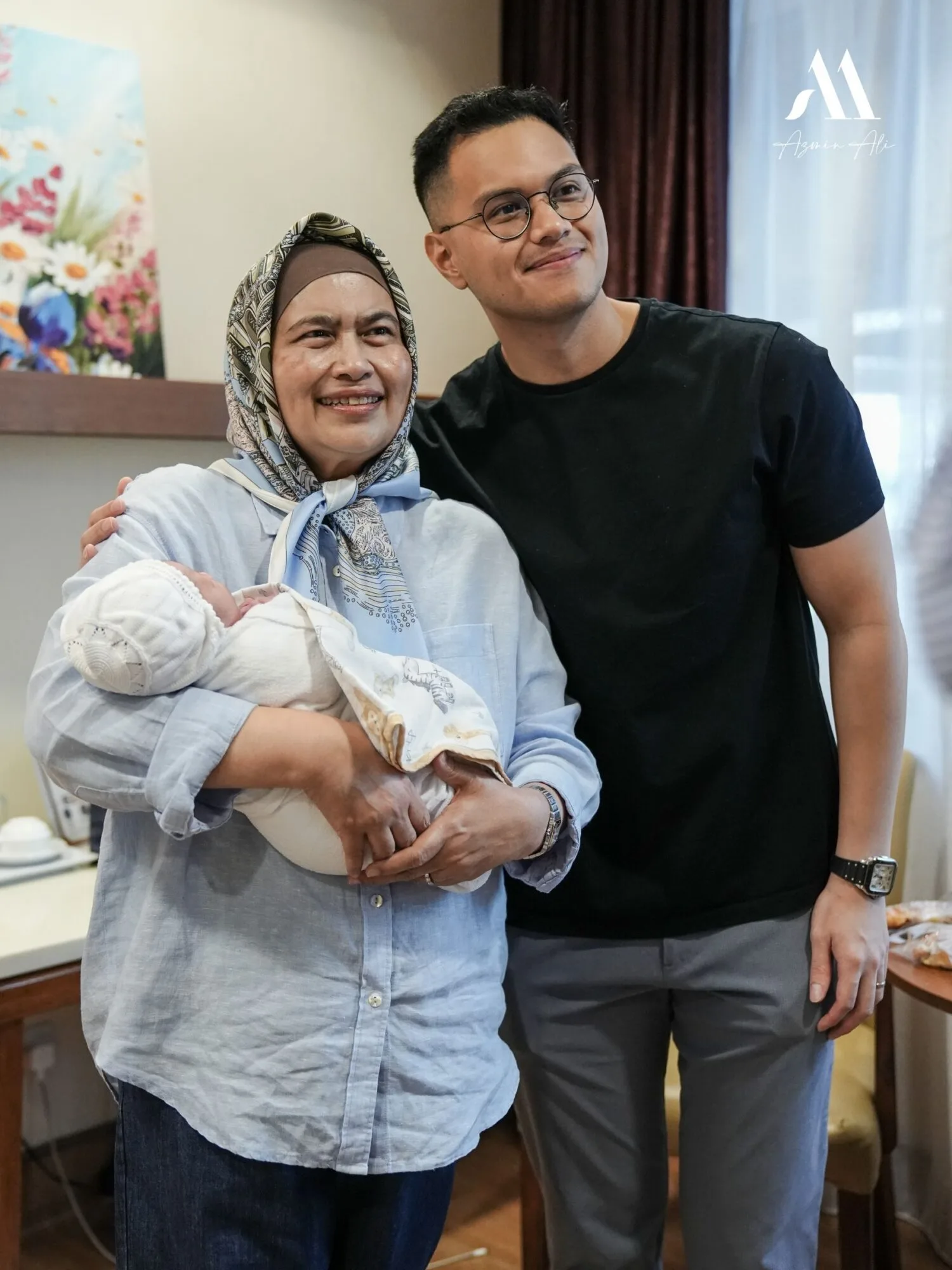 Timang Cucu Lelaki, Dato’ Seri Azmin Ali Syukur Kelahiran Cucu Ke-8 Diberi Nama Wan Aslan Ali!