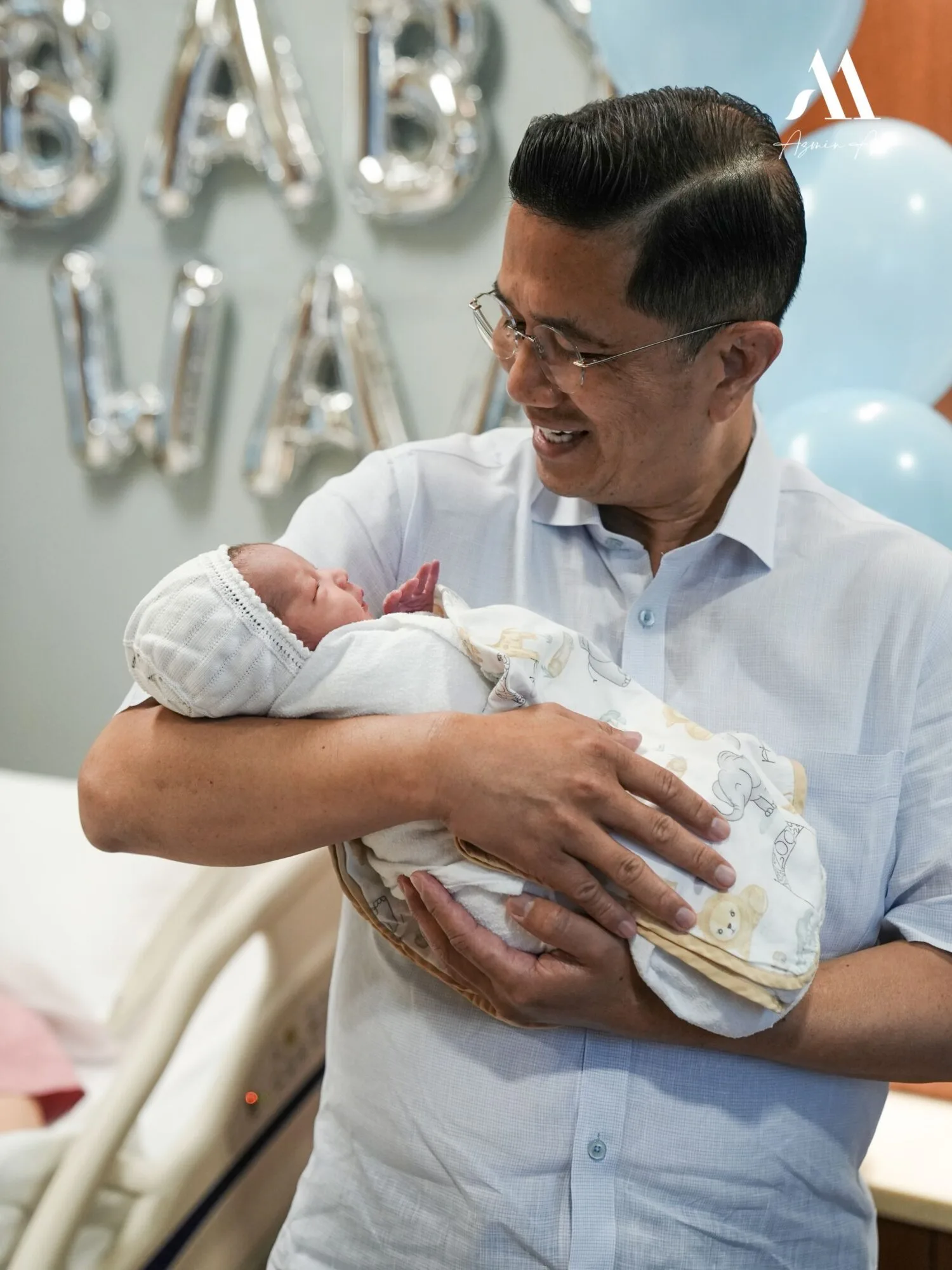 Timang Cucu Lelaki, Dato’ Seri Azmin Ali Syukur Kelahiran Cucu Ke-8 Diberi Nama Wan Aslan Ali!