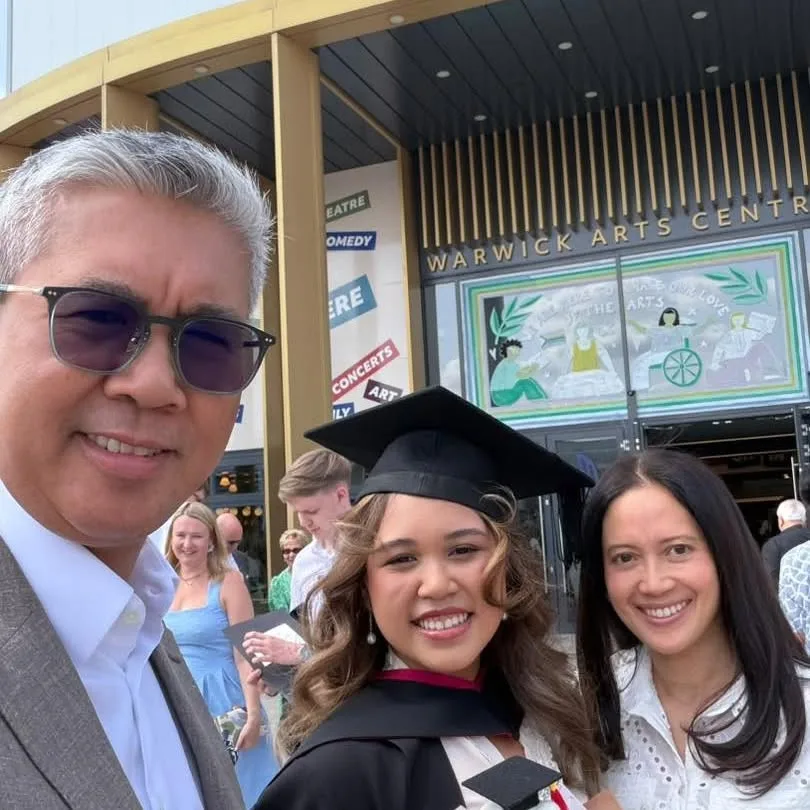 Tengku Datuk Seri Zafrul Bangga, Anak Raih Ijazah Kelas Pertama Di University of Warwick!
