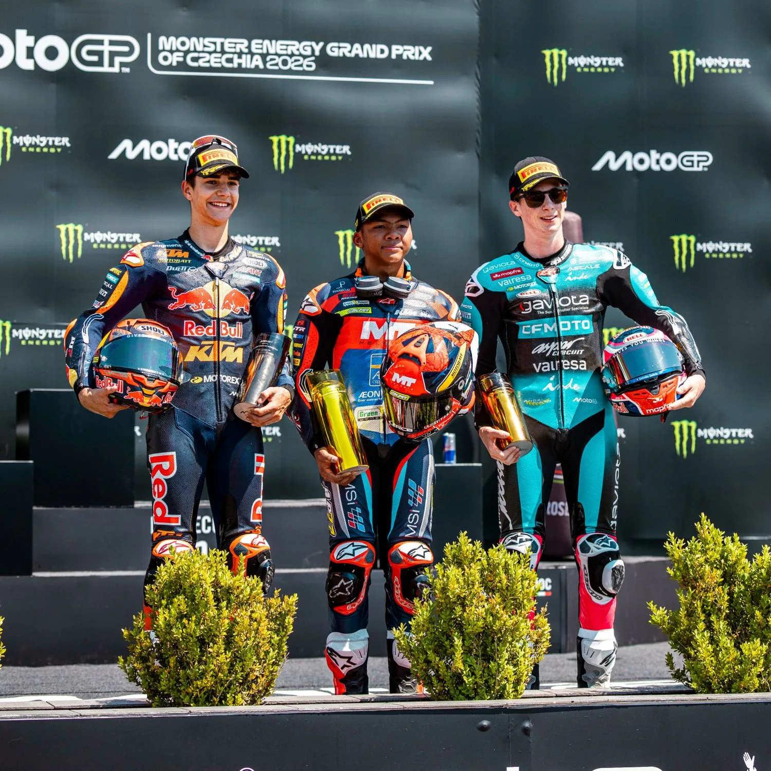 Hakim Danish Ramli Bawa Pulang Trofi Kemenangan, Ketibaan Pelumba Moto3 Ini Disambut Meriah Peminat Sukan!