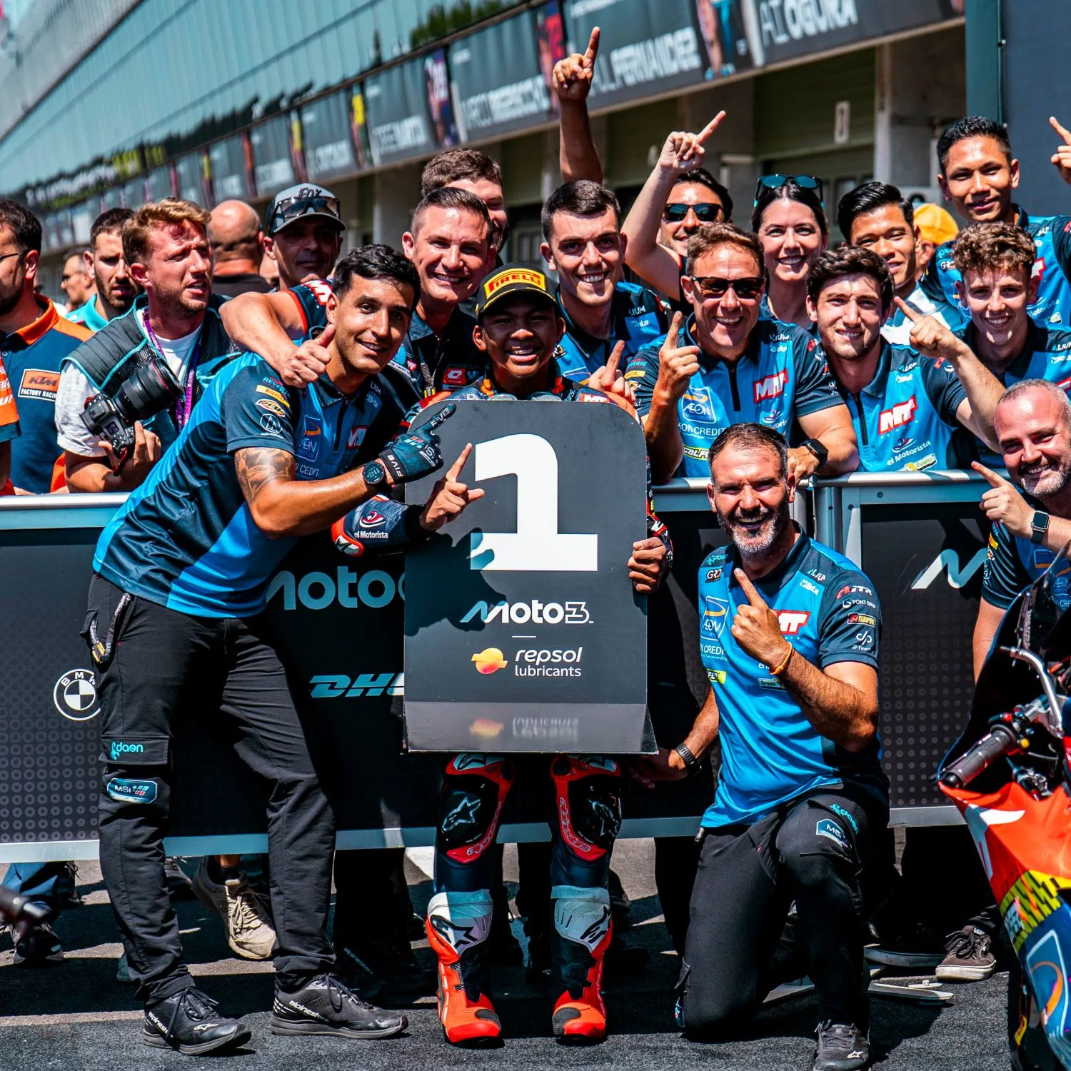 Hakim Danish Ramli Bawa Pulang Trofi Kemenangan, Ketibaan Pelumba Moto3 Ini Disambut Meriah Peminat Sukan! 14 Hakim Danish Ramli Bawa Pulang Trofi Kemenangan, Ketibaan Pelumba Moto3 Ini Disambut Meriah Peminat Sukan!