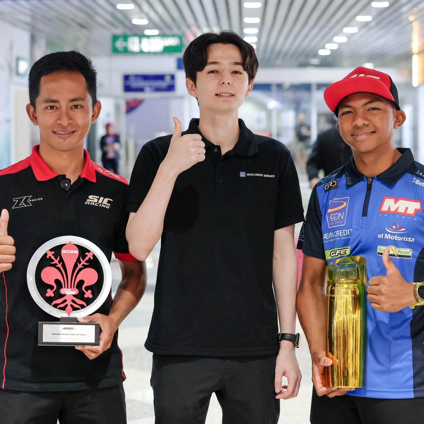 Hakim Danish Ramli Bawa Pulang Trofi Kemenangan, Ketibaan Pelumba Moto3 Ini Disambut Meriah Peminat Sukan!