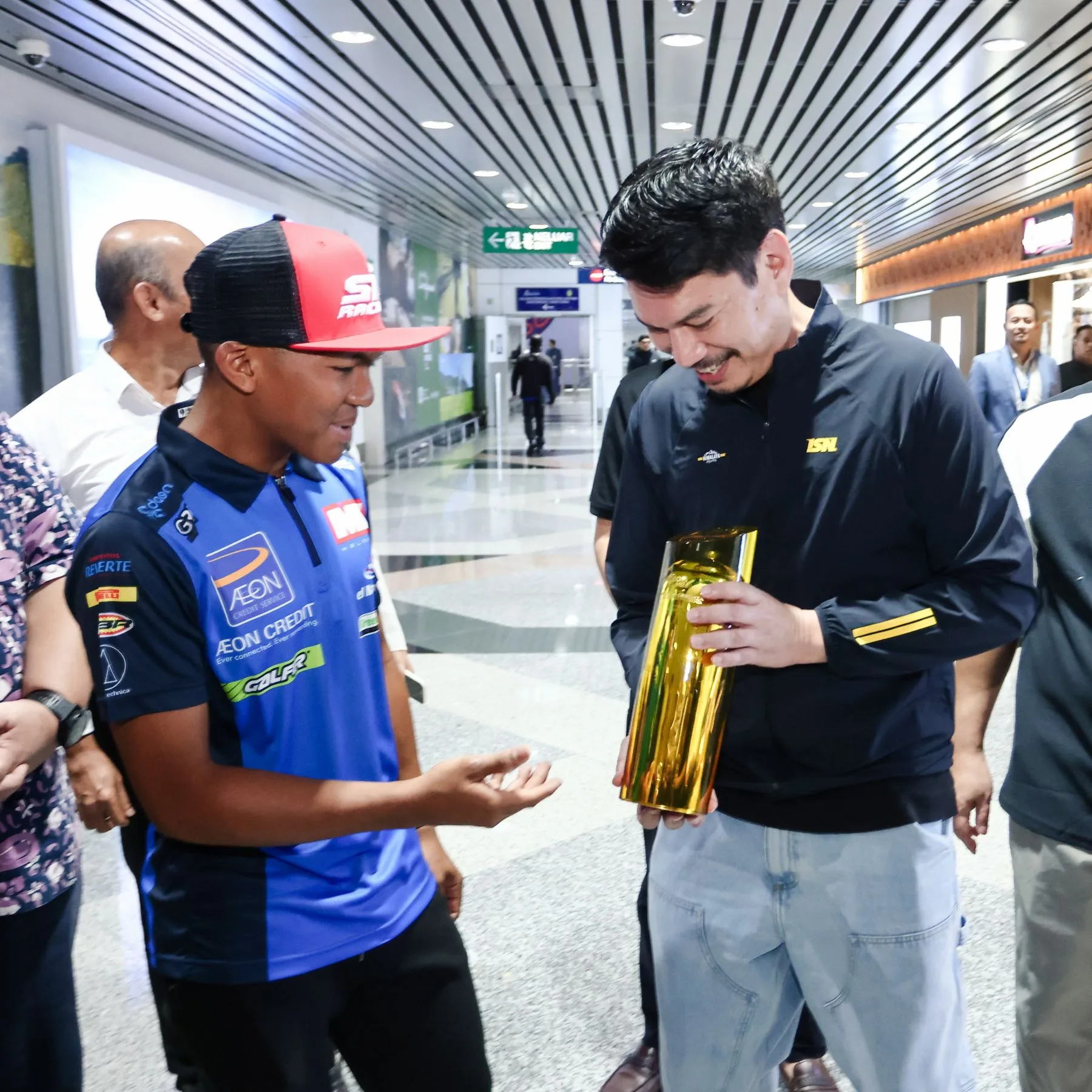 Hakim Danish Ramli Bawa Pulang Trofi Kemenangan, Ketibaan Pelumba Moto3 Ini Disambut Meriah Peminat Sukan!