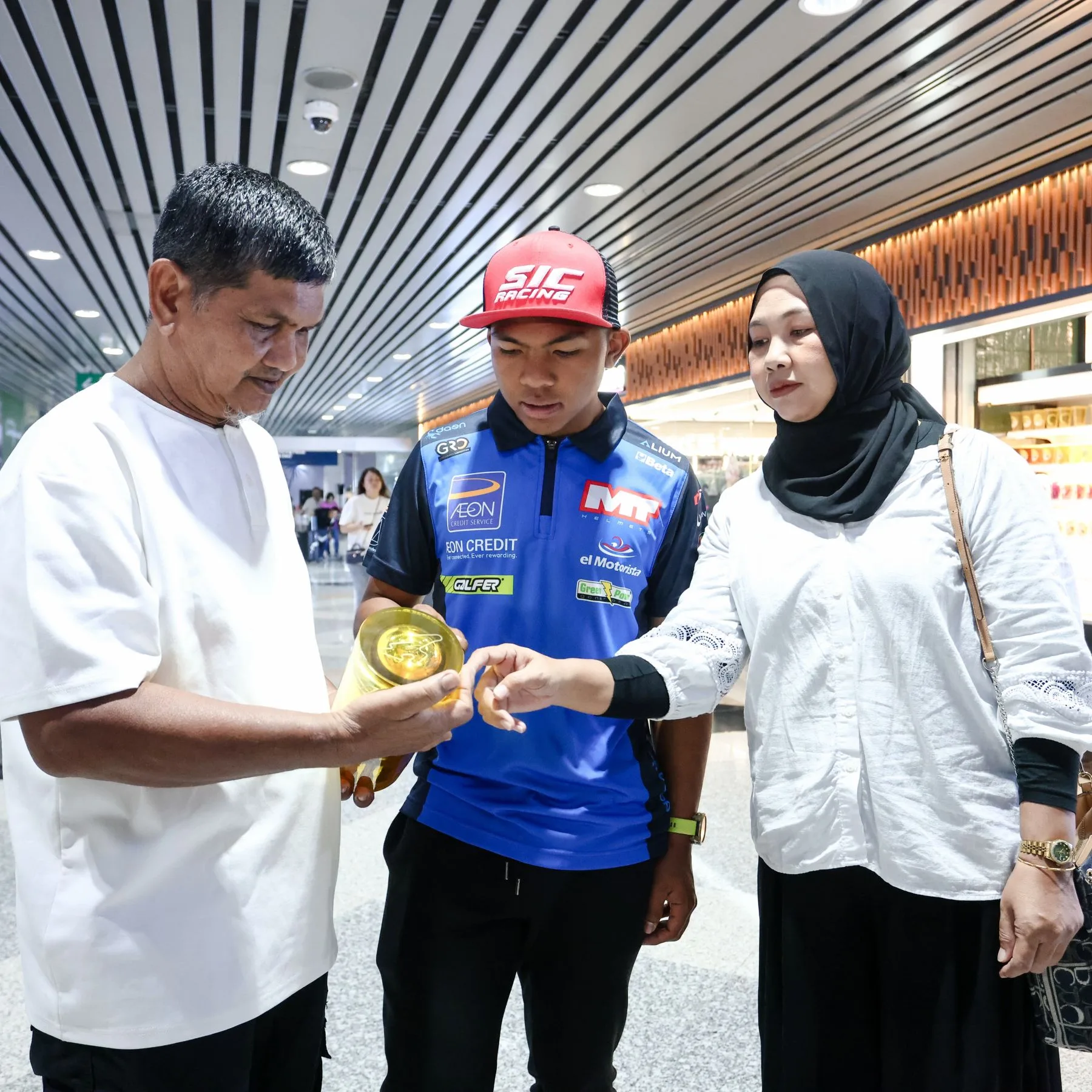 Hakim Danish Ramli Bawa Pulang Trofi Kemenangan, Ketibaan Pelumba Moto3 Ini Disambut Meriah Peminat Sukan! 17 Hakim Danish Ramli Bawa Pulang Trofi Kemenangan, Ketibaan Pelumba Moto3 Ini Disambut Meriah Peminat Sukan!