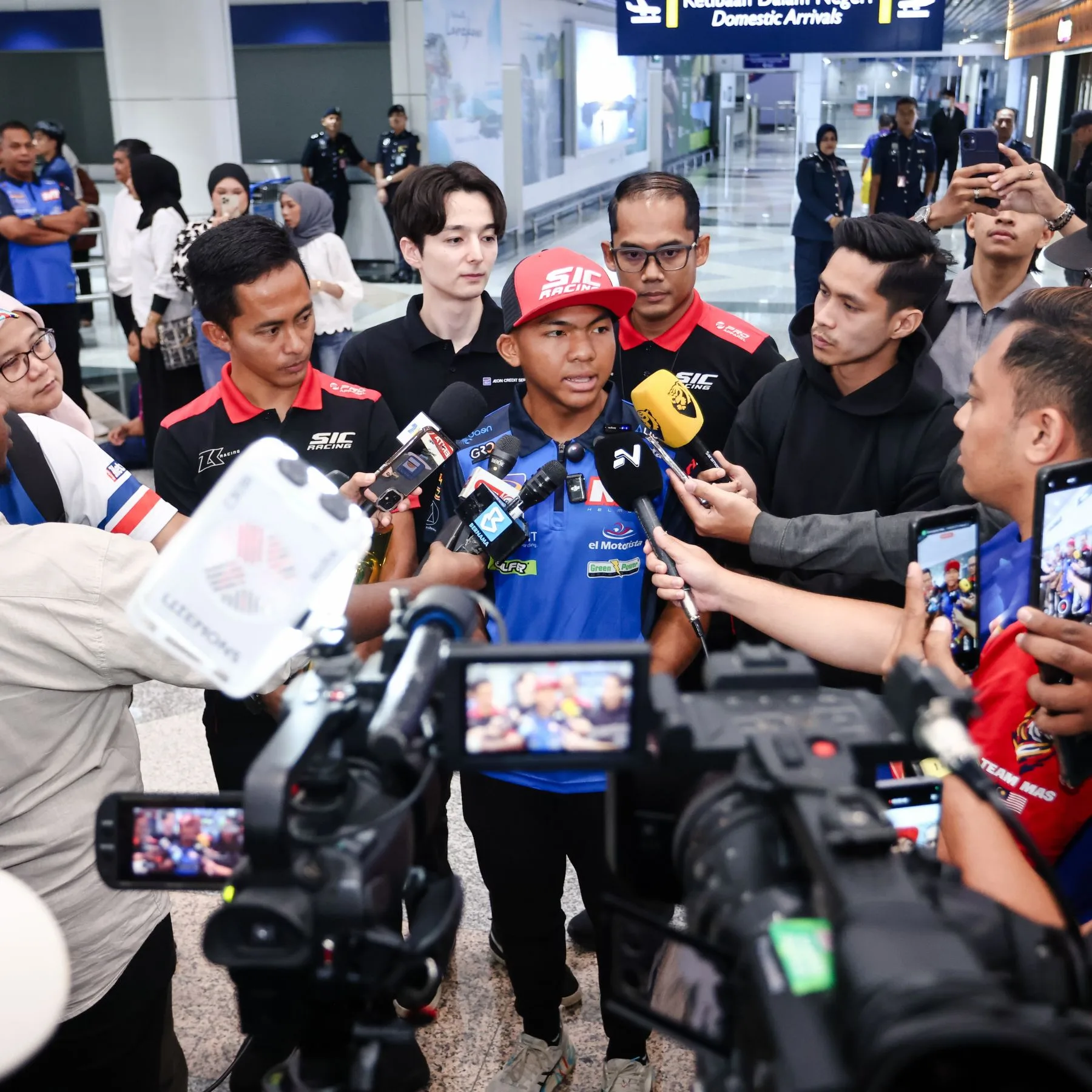 Hakim Danish Ramli Bawa Pulang Trofi Kemenangan, Ketibaan Pelumba Moto3 Ini Disambut Meriah Peminat Sukan!