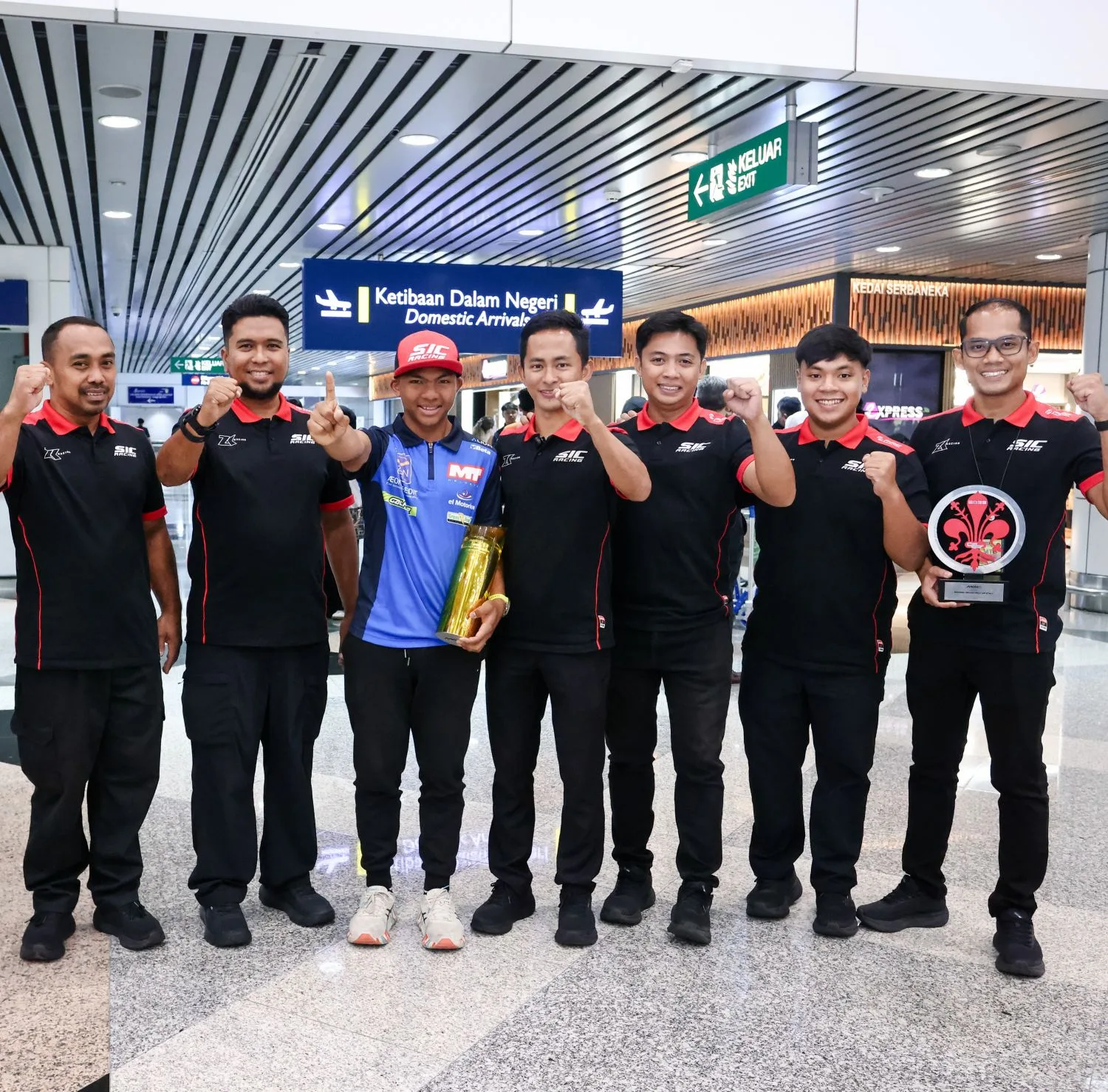 Hakim Danish Ramli Bawa Pulang Trofi Kemenangan, Ketibaan Pelumba Moto3 Ini Disambut Meriah Peminat Sukan! 20 Hakim Danish Ramli Bawa Pulang Trofi Kemenangan, Ketibaan Pelumba Moto3 Ini Disambut Meriah Peminat Sukan!