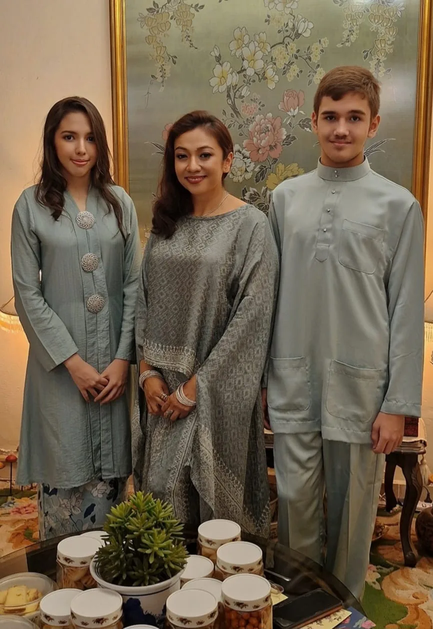Raut Wajah Cantik & Warisi Bakat Nyanyian Ibu, Ruhil Ariana Buah Hati Ruhil Amani Ini Meniti Usia 22 Tahun!