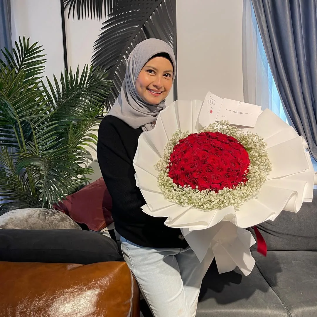 “Ayu Sayang Shah,” 15 Tahun Usia Perkahwinan Suri Hati Tomok, Ayu Abas Syukur Dikurnia Rumah Tangga Bahagia! 17 “Ayu Sayang Shah,” 15 Tahun Usia Perkahwinan Suri Hati Tomok, Ayu Abas Syukur Dikurnia Rumah Tangga Bahagia!