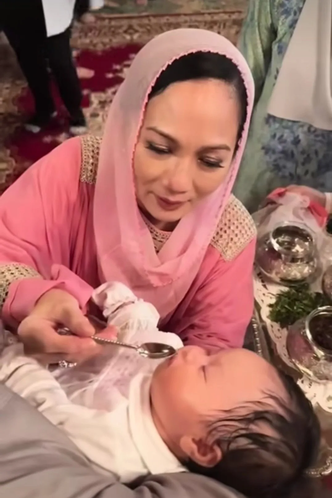Majlis Akikah & Cukur Jambul Berlangsung Meriah, Datuk Seri Sheila Majid Bahagia Timang Cucu Sulung! 12 Majlis Akikah & Cukur Jambul Berlangsung Meriah, Datuk Seri Sheila Majid Bahagia Timang Cucu Sulung!